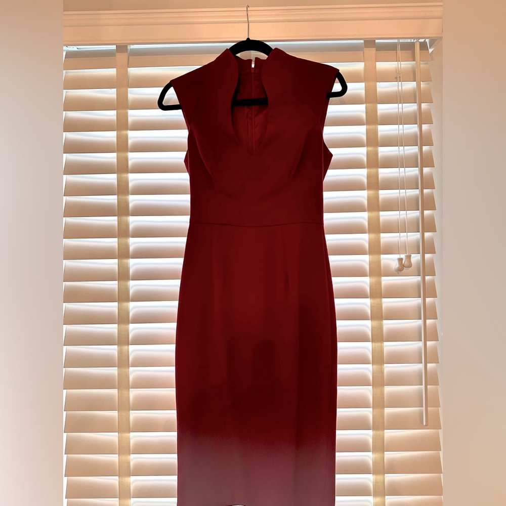 Black Halo knee length fitted dress in burgundy. Tailored look.